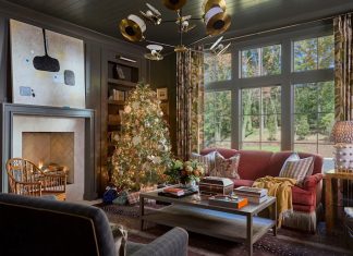 11 Chic Christmas Tree Decorating Ideas, From a Denim-Inspired Palette to Ornament-Free Elegance