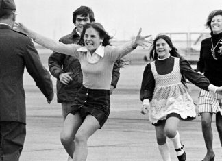 Robert Stirm, Air Force lieutenant colonel in iconic Vietnam War photo “Burst of Joy,” dies at 92