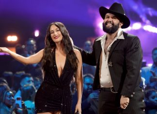 Kacey Musgraves and Carin León Duet at Latin Grammys 2025