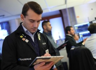 Stock Indexes Post Massive Losses as Early Nvidia-Led Rally Fades; Walmart Jumps on Strong Results, Lifted Outlook