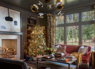 11 Chic Christmas Tree Decorating Ideas, From a Denim-Inspired Palette to Ornament-Free Elegance
