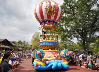 Mickey and Minnie’s Parade Balloon Collapses in Front of Guests Again at Magic Kingdom