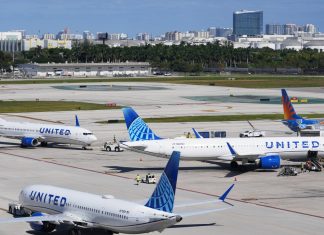 FAA bonuses leave out thousands of air traffic controllers