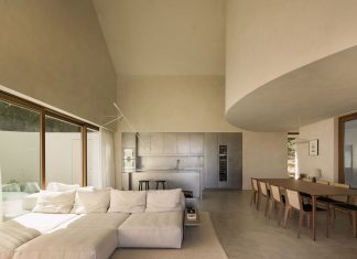 Tour a Portuguese house for two musicians, outside Lisbon