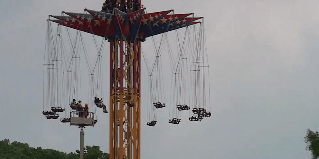 Four riders stranded on Six Flags’ SkyScreamer ride Four riders stranded on Six Flags’ SkyScreamer ride